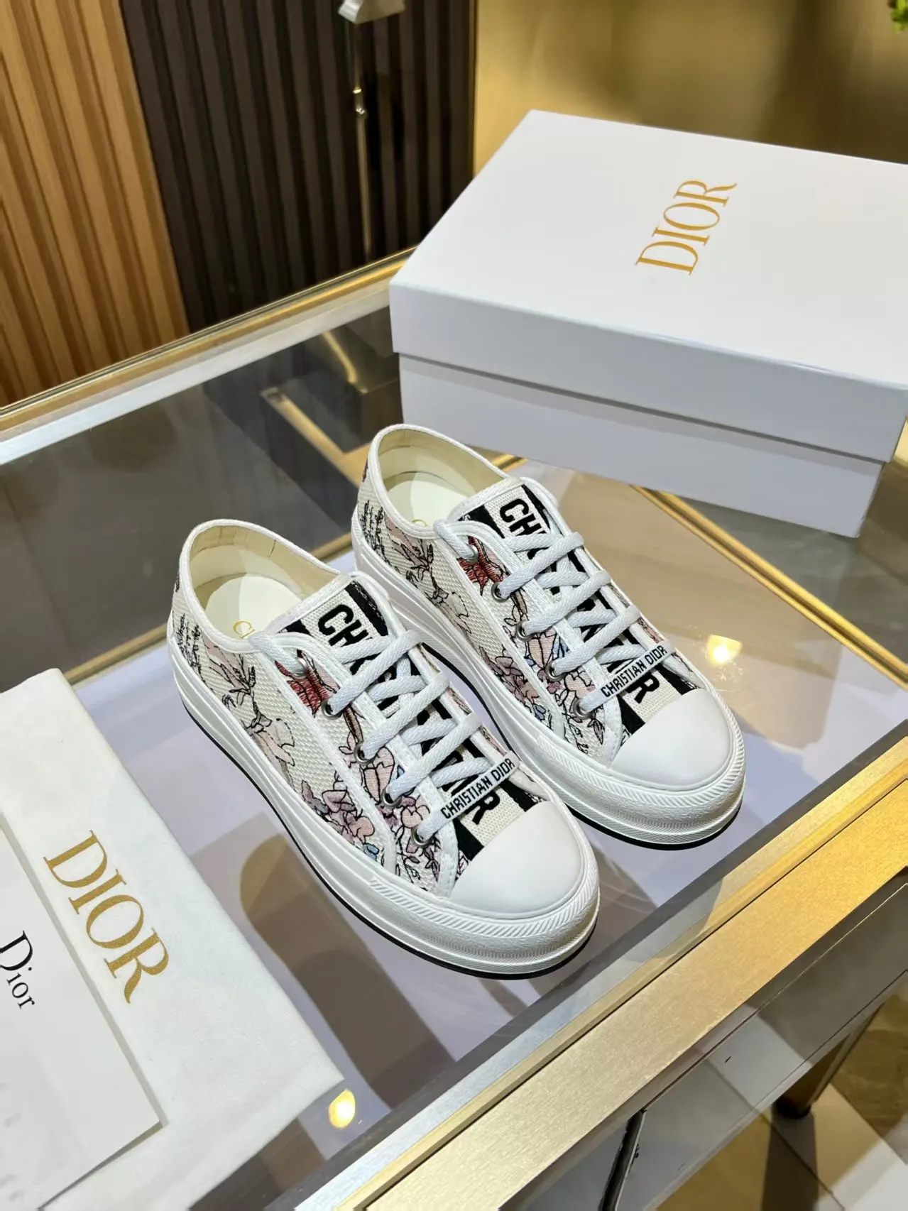 👟👟Ex-factory price 520👟👟 Walk‘n’Dior embroidered mid-top casual shoes are new in 2025. On the fashion stage, Dior embroidered shoes are the well-deserved protagonist. Delicate stitching is used on the upper, every stitch is devoted to the craftsman's efforts, and every thread is woven with artistic poetry. From complex floral patterns to smart geometric textures, embroidery is like the magic that gives shoes life, allowing them to show dynamic beauty even in static conditions.   Wearing Dior embroidered shoes feels like stepping into a dream world full of art. It is not only a pair of shoes, but also a walking piece of art that perfectly integrates fashion and culture. Whether you are strolling on the bustling city streets or attending important social occasions, Dior embroidered shoes can add unique charm to your style and become the focus of everyone's attention.   Choosing Dior embroidered shoes means choosing a persistent pursuit of quality and a unique understanding of fashion. Let it accompany you through every wonderful moment and leave your own fashion mark.  Material: Sheepskin lining, feet, silk cowhide, size 35-41, heel height 5cm